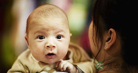 婴儿多少个月可以竖抱 婴儿多少个月可以竖抱