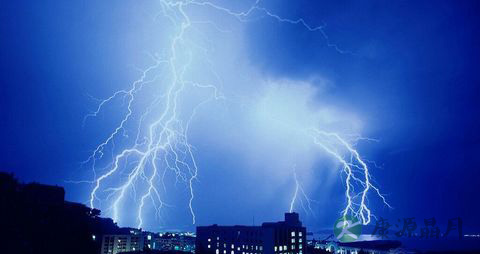 雷雨天怎么开车才安全 雷雨天怎么开车才安全