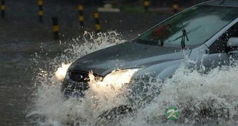 下雨天开车涉水19个安全指南 下雨天开车涉水19个安全指南