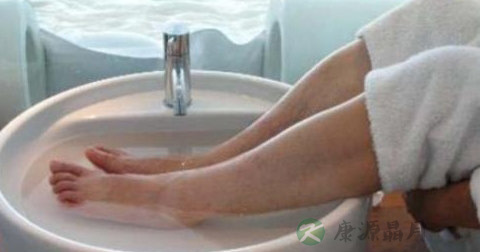 脚被烫伤怎么处理好得快 脚被烫伤怎么处理好得快