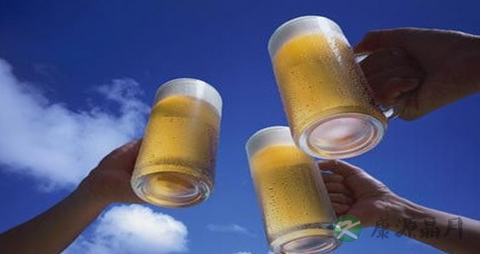 喝啤酒对男性的好处_男性喝啤酒的好处 喝啤酒对男性的好处_男性喝啤酒的好处