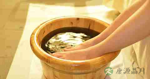 老年人泡脚的好处 老年人泡脚的好处