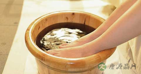 老年人泡脚用什么好处吗 老年人泡脚用什么好处吗
