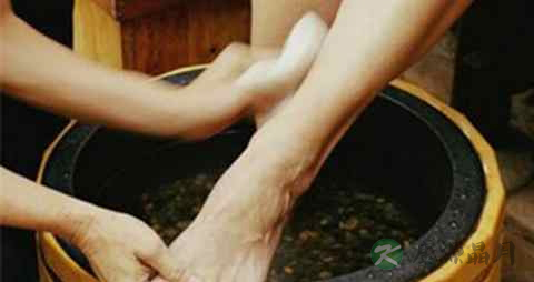 老年人泡脚好不好 老年人泡脚好不好