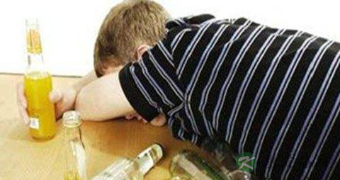 酒精中毒不能吃什么,酒精中毒的注意事项 酒精中毒不能吃什么,酒精中毒的注意事项