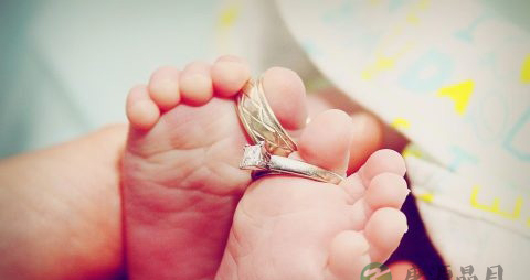 婴儿吃奶时呛奶怎么办 婴儿吃奶时呛奶怎么办