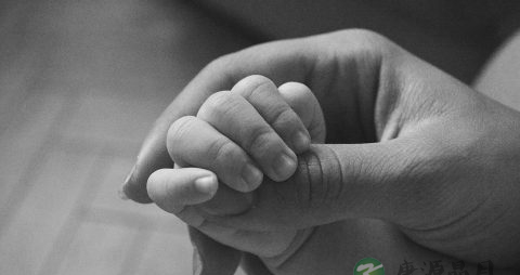 婴儿吐奶严重怎么办 婴儿吐奶严重怎么办