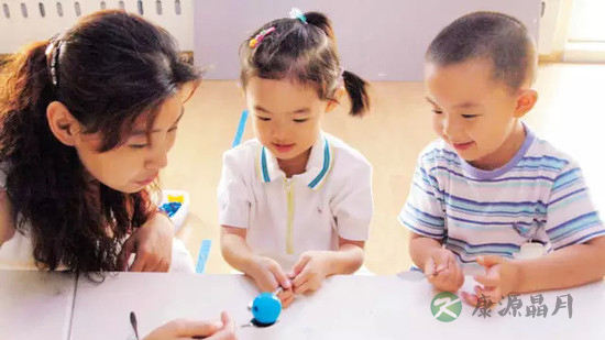 试试这几个勺子游戏 让孩子爱上用勺子吃饭 试试这几个勺子游戏 让孩子爱上用勺子吃饭