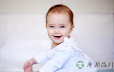 宝宝学坐东倒西歪 游戏来锻炼 宝宝学坐东倒西歪 游戏来锻炼