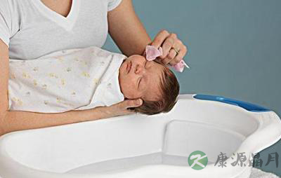 新生儿头上的乳痂并非卫生问题 洗头不要过度 新生儿头上的乳痂并非卫生问题 洗头不要过度