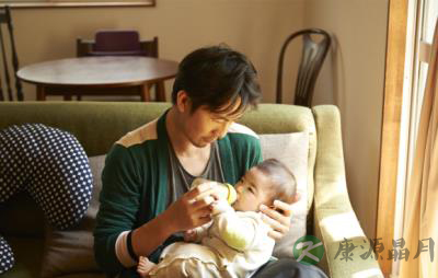 妈妈抱姿不对 或影响孩子健康 妈妈抱姿不对 或影响孩子健康