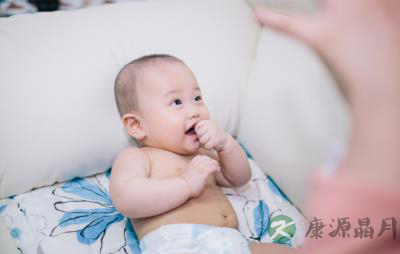 小宝宝爱吃手 家长应该阻止吗 小宝宝爱吃手 家长应该阻止吗