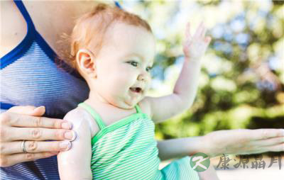 长痱子用爽身粉?别再坑娃了 长痱子用爽身粉?别再坑娃了