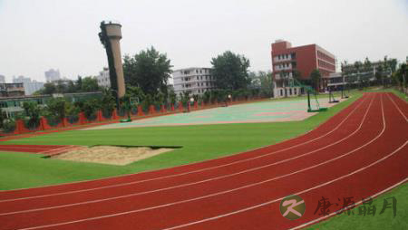一小学疑现毒跑道致学生流鼻血和呕吐 一小学疑现毒跑道致学生流鼻血和呕吐