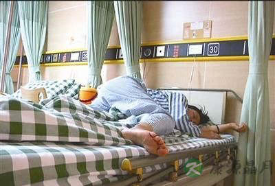 四年级男生暴打女老师 小心暴力教育遗传 四年级男生暴打女老师 小心暴力教育遗传