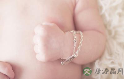 妈妈们注意:宝宝戴首饰有风险 妈妈们注意:宝宝戴首饰有风险