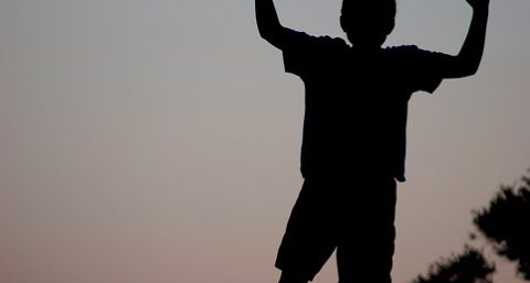 为什么小孩喜欢摸大人的肉 为什么小孩喜欢摸大人的肉