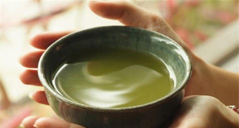 用茶叶水洗脸 用茶叶水洗脸