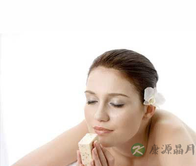 去黑头绝招 轻松甩掉草莓鼻 去黑头绝招 轻松甩掉草莓鼻