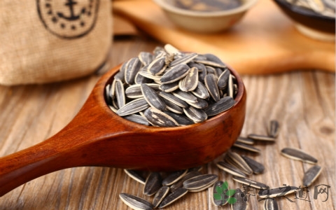 吃黑瓜子上火吗 吃黑瓜子上火吗
