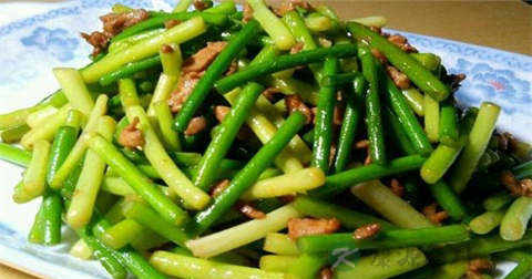 蒜薹炒肉怎样不会变黄 蒜薹炒肉怎样不会变黄
