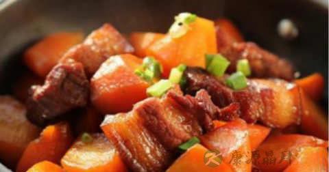 胡萝卜炖肉能放大蒜叶吗 胡萝卜炖肉能放大蒜叶吗