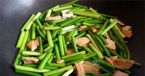 蒜薹炒肉怎样不会变黄 蒜薹炒肉怎样不会变黄